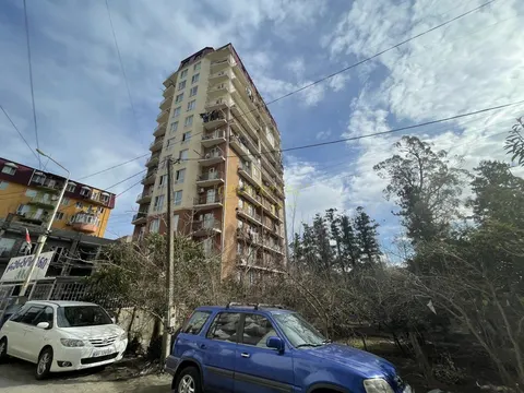 Новый Жилой дом у стадиона регби. Квартиры с видом на город и на горы.