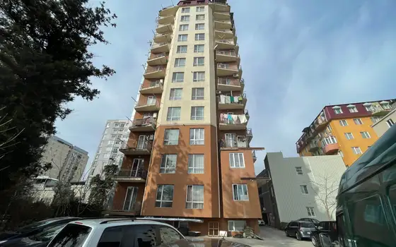 Новый Жилой дом у стадиона регби. Квартиры с видом на город и на горы.
