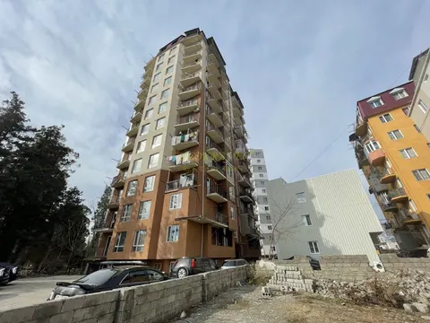 Новый Жилой дом у стадиона регби. Квартиры с видом на город и на горы.