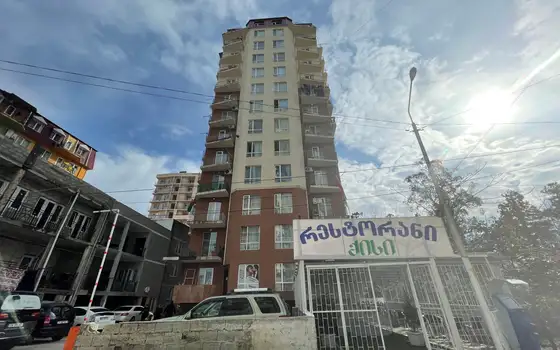 Новый Жилой дом у стадиона регби. Квартиры с видом на город и на горы.