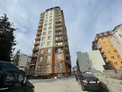 Новый Жилой дом у стадиона регби. Квартиры с видом на город и на горы.