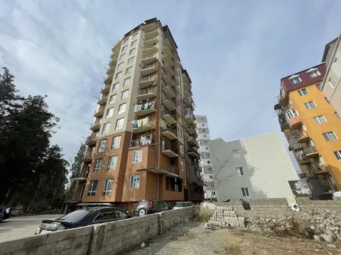 Новый Жилой дом у стадиона регби. Квартиры с видом на город и на горы.