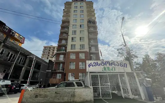Новый Жилой дом у стадиона регби. Квартиры с видом на город и на горы.