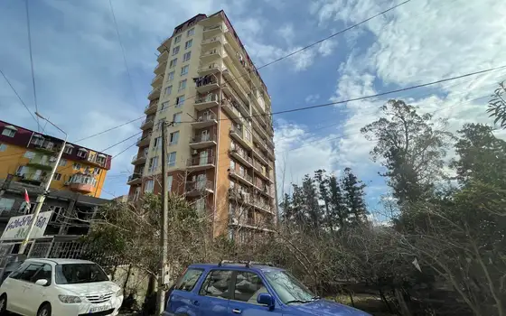 Новый Жилой дом у стадиона регби. Квартиры с видом на город и на горы.