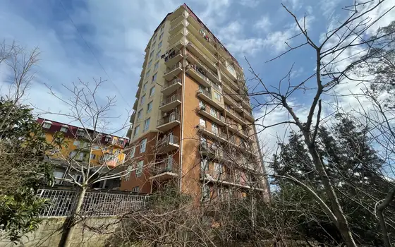 Новый Жилой дом у стадиона регби. Квартиры с видом на город и на горы.