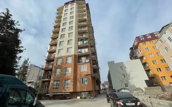 Новый Жилой дом у стадиона регби. Квартиры с видом на город и на горы.