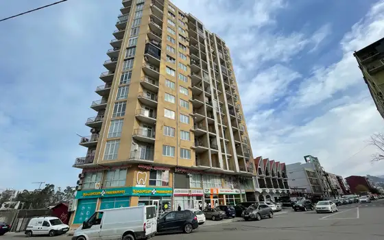 Новый Жилой дом у оптового рынка. Квартиры с видом на город и на горы.