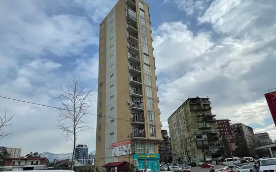 Новый Жилой дом у оптового рынка. Квартиры с видом на город и на горы.