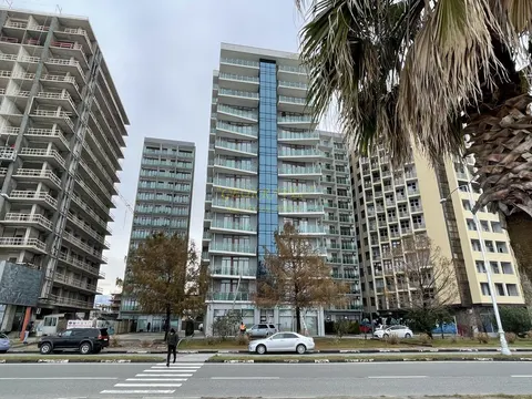 Новый жилой дом гостиничного типа ,,AQUA HOTEL & APARTMENTS" на берегу Черного море. Квартиры с видом на море и на горы 