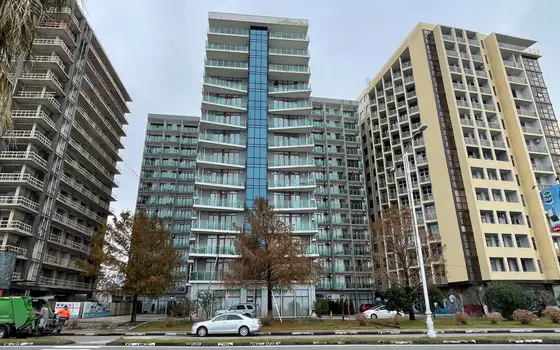 Новый жилой дом гостиничного типа ,,AQUA HOTEL & APARTMENTS" на берегу Черного море. Квартиры с видом на море и на горы