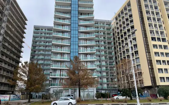 Новый жилой дом гостиничного типа ,,AQUA HOTEL & APARTMENTS" на берегу Черного море. Квартиры с видом на море и на горы