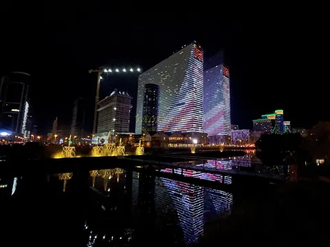 Элитный комплекс гостиничного типа ,,ORBI SITY" на берегу моря в Батуми. 55-этажный элитный комплекс у моря на ул.Ш.Химш