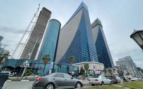 Элитный комплекс гостиничного типа ,,ORBI SITY" на берегу моря в Батуми. 55-этажный элитный комплекс у моря на ул.Ш.Химш