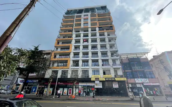 Новый дом на улице Горгиладзе у моря в центре города Батуми. Квартиры с видом на море.