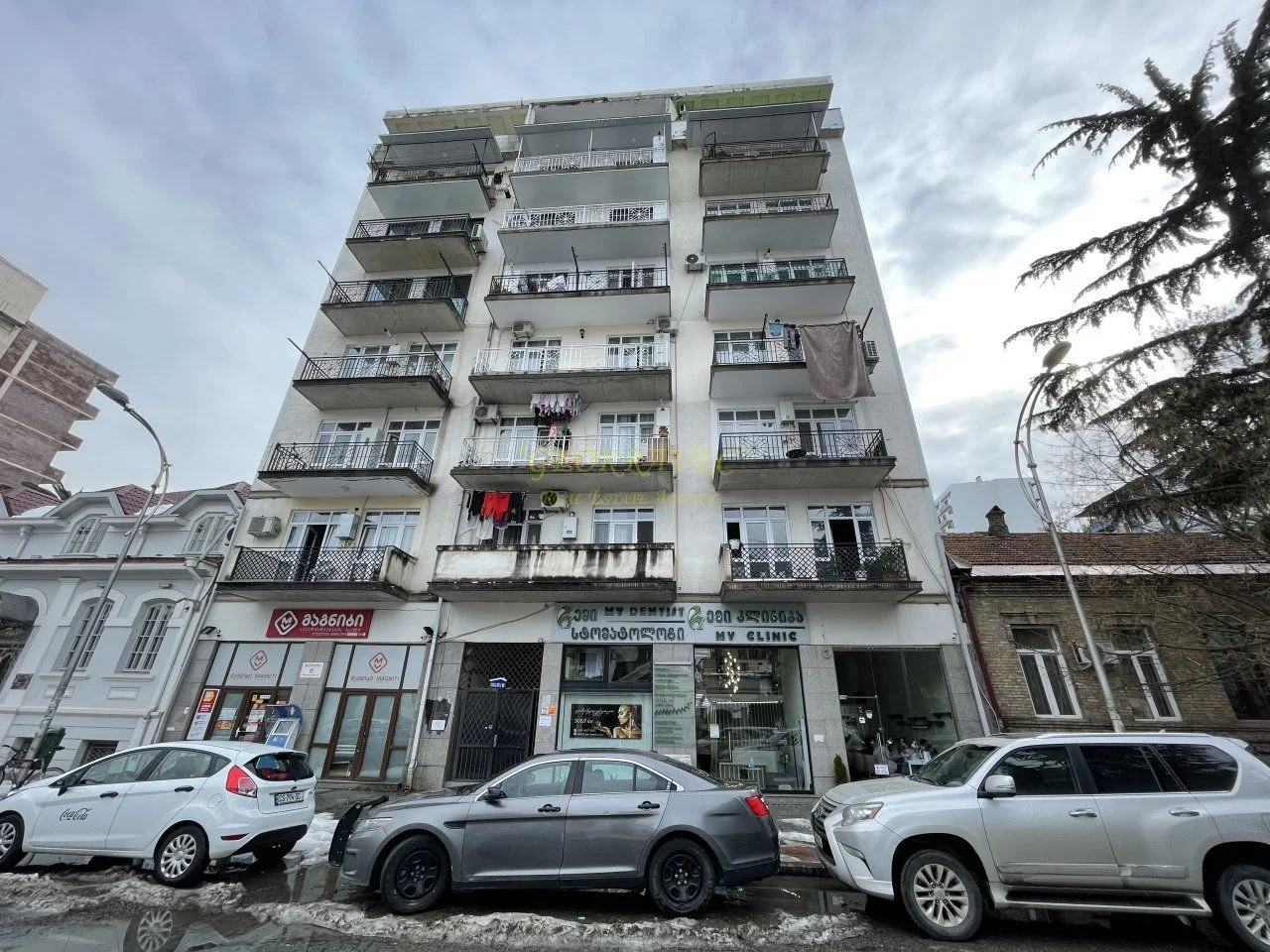 Новый жилой дом на улице Парнаваз мепе в Батуми. Квартиры с видом на город.