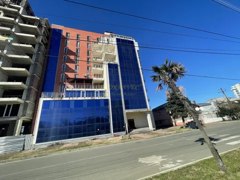 Новый 10 этажный жилой дом на берегу черного море в Кобулети. Квартиры с видом на море и на горы.