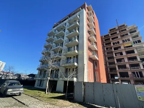 Новый 10 этажный жилой дом на берегу черного море в Кобулети. Квартиры с видом на море и на горы.