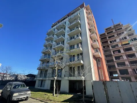 Новый 10 этажный жилой дом на берегу черного море в Кобулети. Квартиры с видом на море и на горы.