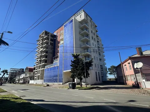 Новый 10 этажный жилой дом на берегу черного море в Кобулети. Квартиры с видом на море и на горы.