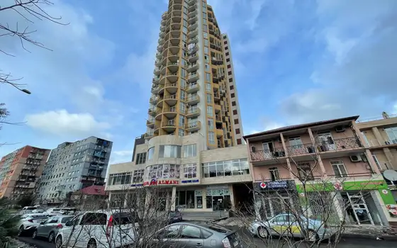 Новый 17 этажный жилой дом на ул Багратиони. Квартиры в городе с видом на горы.