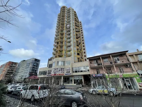 Новый 17 этажный жилой дом на ул Багратиони. Квартиры в городе с видом на горы.