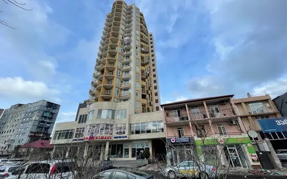 Новый 17 этажный жилой дом на ул Багратиони. Квартиры в городе с видом на горы.