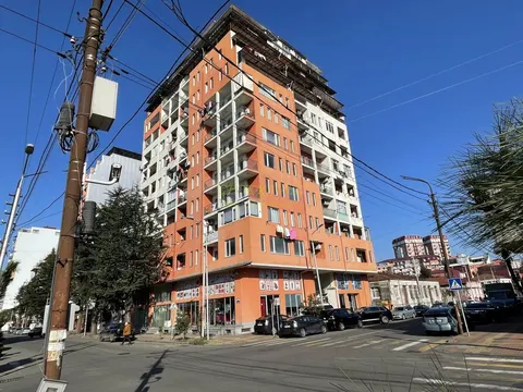 Завершенный жилой дом в городе Батуми. Квартиры с видом на горы.