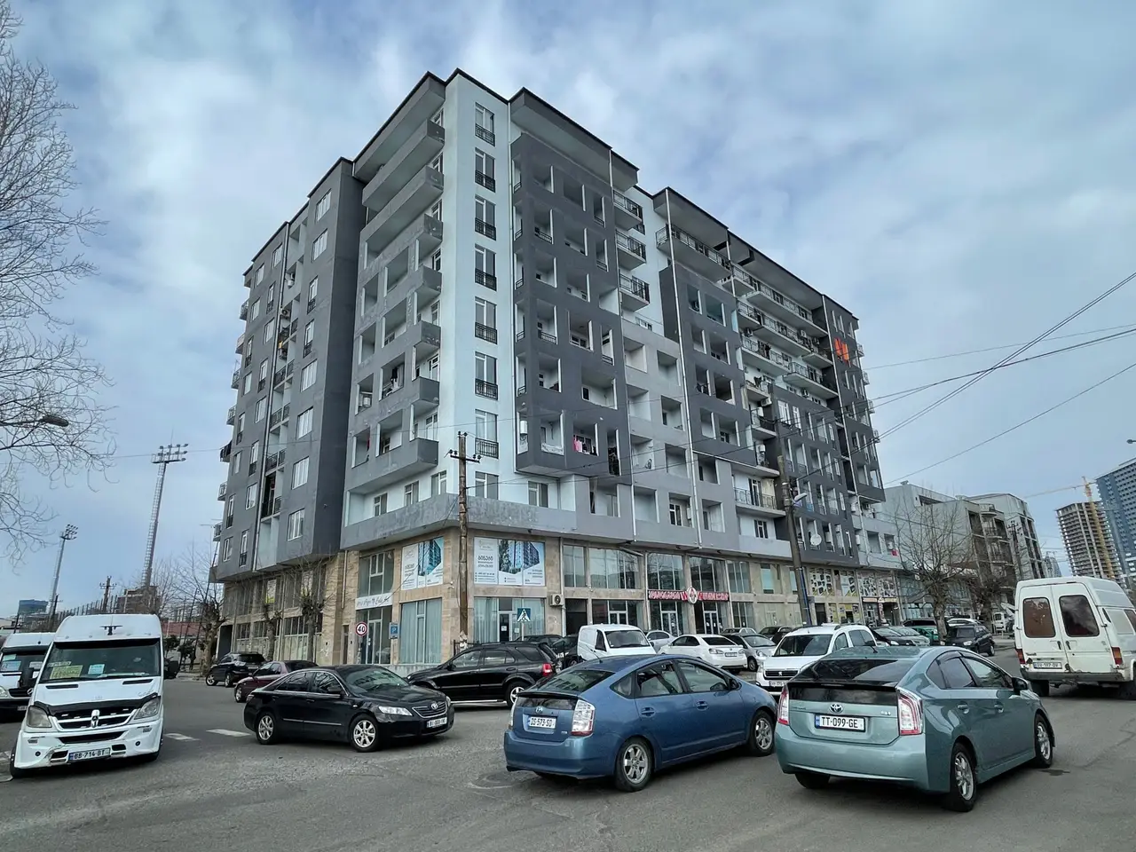 Новый дом на улице Леонидзе. Квартиры в новом доме с видом на горы.