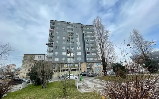 Новый дом на улице Леонидзе. Квартиры в новом доме с видом на горы.