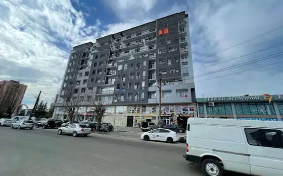 Новый дом на улице Леонидзе. Квартиры в новом доме с видом на горы.