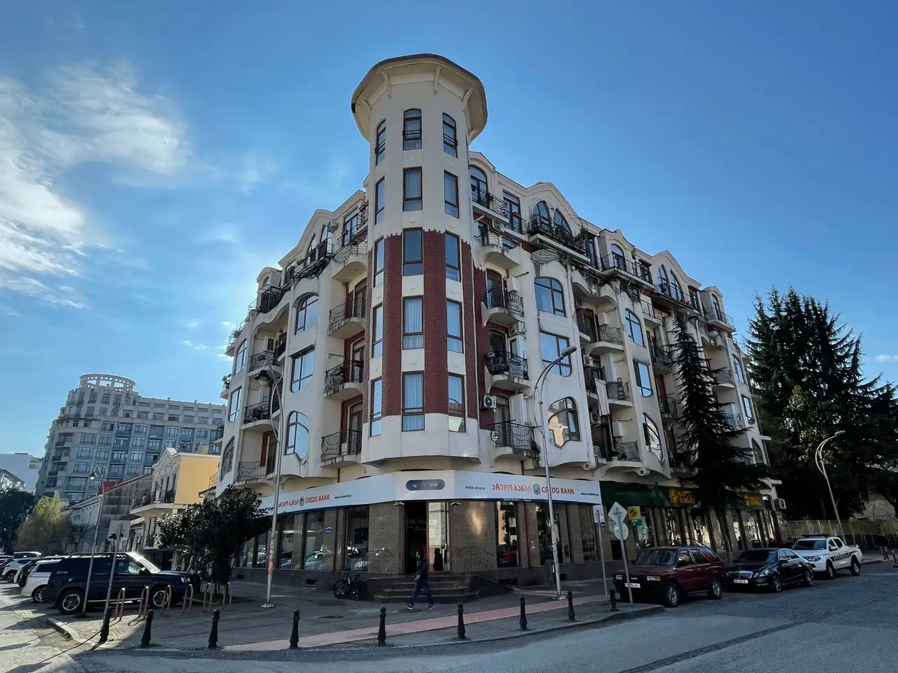 Новый завершенный жилой дом в центре города Батуми.