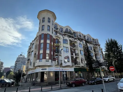 Новый завершенный жилой дом в центре города Батуми.