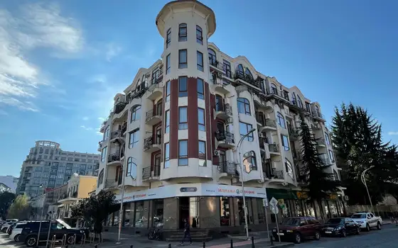 Новый завершенный жилой дом в центре города Батуми.