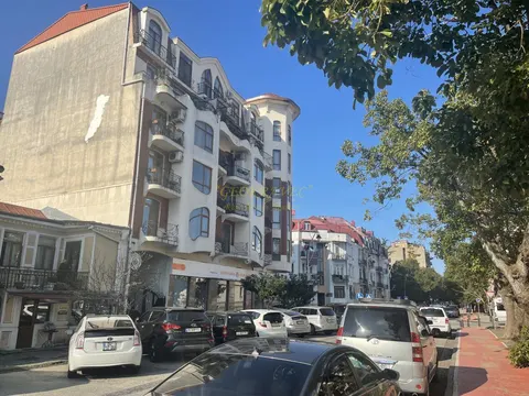 Новый завершенный жилой дом в центре города Батуми.