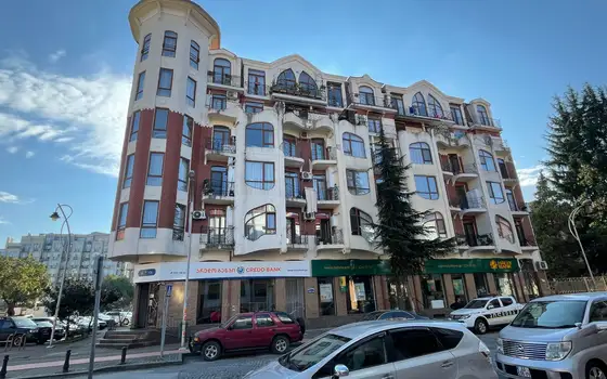 Новый завершенный жилой дом в центре города Батуми.