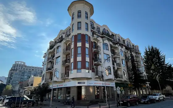 Новый завершенный жилой дом в центре города Батуми.
