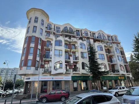 Новый завершенный жилой дом в центре города Батуми.
