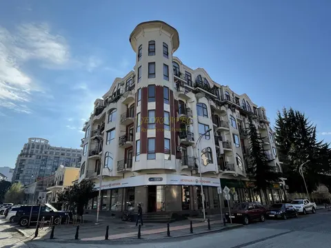 Новый завершенный жилой дом в центре города Батуми.