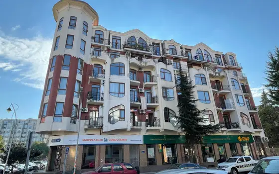 Новый завершенный жилой дом в центре города Батуми.