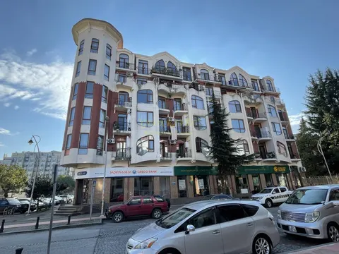 Новый завершенный жилой дом в центре города Батуми.