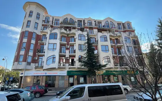 Новый завершенный жилой дом в центре города Батуми.