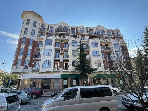 Новый завершенный жилой дом в центре города Батуми.