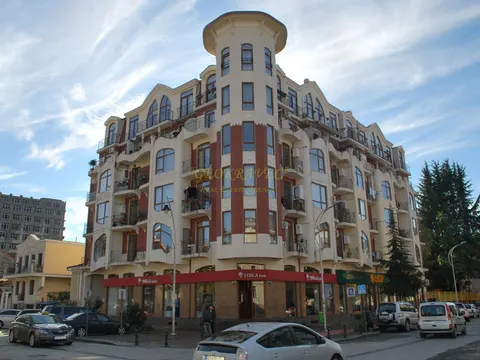 Новый завершенный жилой дом в центре города Батуми.