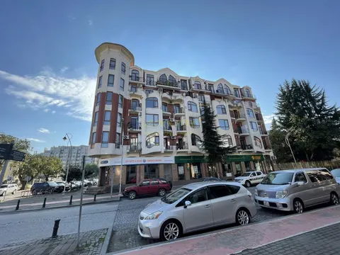 Новый завершенный жилой дом в центре города Батуми.