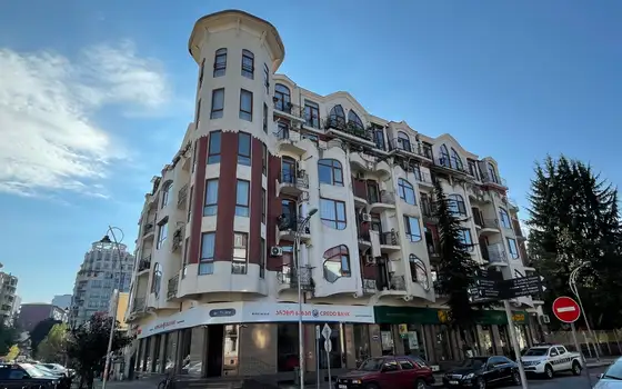 Новый завершенный жилой дом в центре города Батуми.