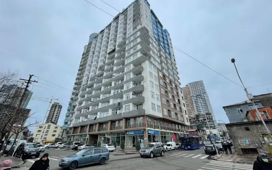 Новый завершенный дом на ул. Пушкина угол Джавахишвили. Квартиры с видом на море и на горы.