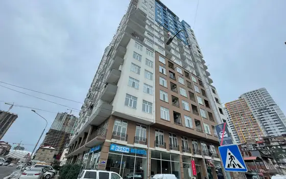 Новый завершенный дом на ул. Пушкина угол Джавахишвили. Квартиры с видом на море и на горы.
