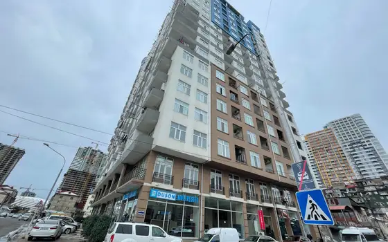 Новый завершенный дом на ул. Пушкина угол Джавахишвили. Квартиры с видом на море и на горы.