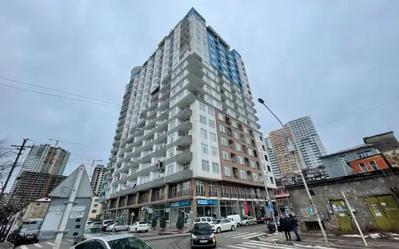 Новый завершенный дом на ул. Пушкина угол Джавахишвили. Квартиры с видом на море и на горы.