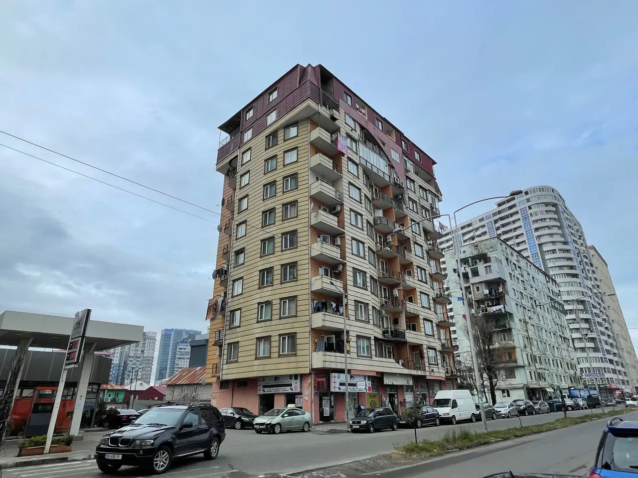 Новый 10 этажный жилой дом на улице Кобаладзе у моря.
